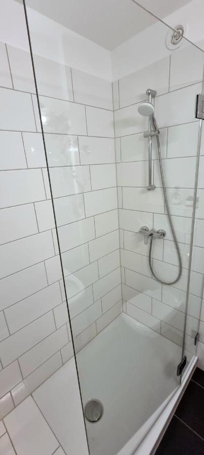 Business Apartment Mit Kuche Fur 1-3 +Netflx+5G Wlan Nahe Der Mhh Im Industrial Design Хановер Екстериор снимка